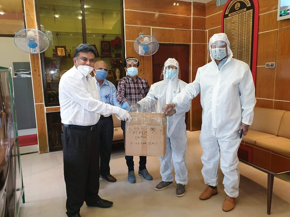 করোনা ভাইরাস মোকাবিলায় চিকিৎসক, নার্স, স্বাস্থ্যকর্মীদের  সুরক্ষায় ময়মনসিংহ মেডিকেল কলেজকে  ফেস শিল্ড দিল বাকৃবি