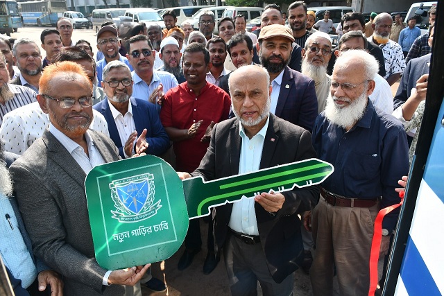 শিক্ষার্থীদের পরিবহনে যুক্ত হলো নতুন বাস- উদ্বোধন করলেন বাকৃবি ভাইস-চ্যান্সেলর