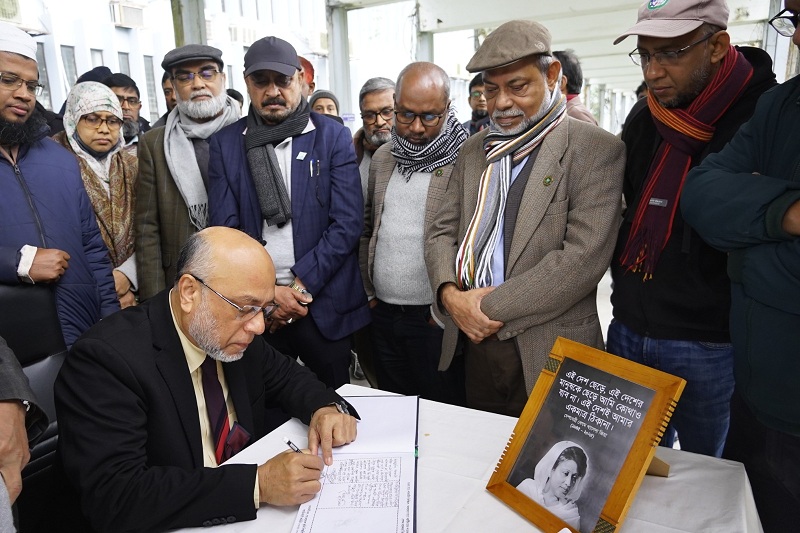 বাংলাদেশের প্রাক্তন প্রধানমন্ত্রী এবং বাংলাদেশ জাতীয়তাবাদী দল (বিএনপি)এর চেয়ারপার্সন বেগম খালেদা জিয়ার মৃত্যুতে তাঁর স্মরণে বাংলাদেশ কৃষি বিশ্ববিদ্যালয়ে একটি শোক বই খোলা হয়েছে