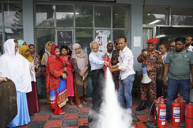 বাকৃবির কেন্দ্রীয় গ্রন্থাগারে দূর্ঘটনাজনিত অগ্নুৎপাত নিবারণের প্রশিক্ষণ অনুষ্ঠিত
