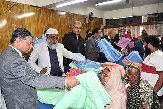 বাকৃবিতে শীতার্তদের মাঝে কম্বল বিতরণ