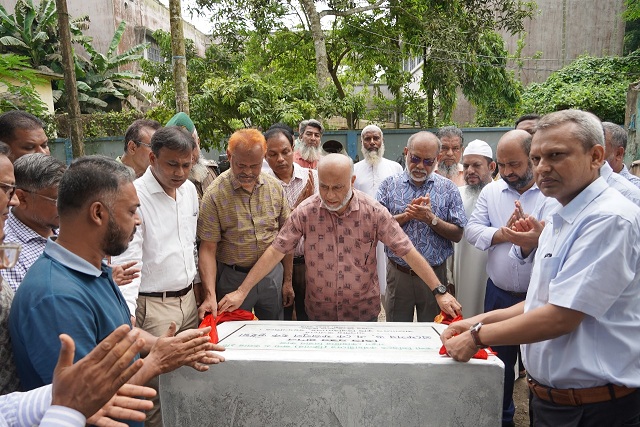 ক্লিনারদের জন্যে লিফট ও আধুনিক সুবিধাসহ বহুতল আবাসিক ভবনের ভিত্তি স্থাপন : বৈষম্যহীন সমাজ বিনির্মাণে বাকৃবি ভাইস-চ্যান্সেলরের অনন্য উদ্যোগ