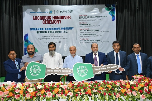 বাকৃবিতে পূবালী ব্যাংক কর্তৃক দুইটি মাইক্রোবাসের চাবি হস্তান্তর