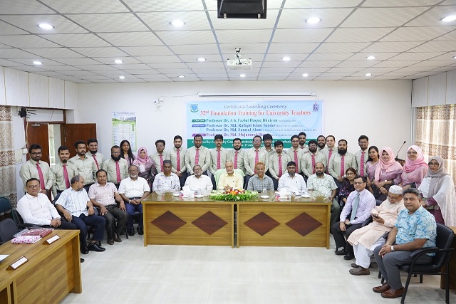 দেশের বিভিন্ন পাবলিক বিশ্ববিদ্যালয়ের 'শিক্ষকদের জন্য বুনিয়াদি প্রশিক্ষণ'কোর্সের সমাপনীতে সনদ বিতরণ