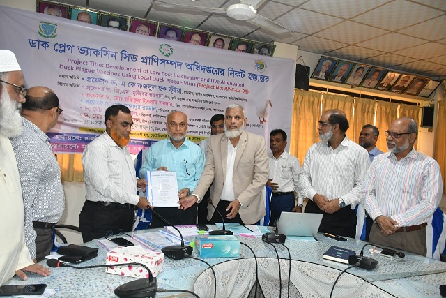 বাকৃবি কর্তৃক প্রাণিসম্পদ অধিদপ্তরকে ডাক প্লেগ ভ্যাকসিন সিড হস্তান্তর।