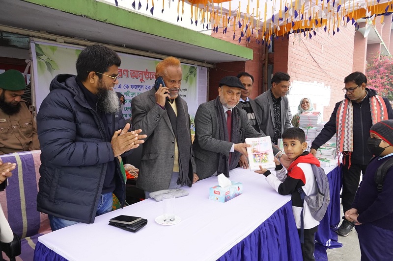 বছরের প্রথম দিনে বাংলাদেশ কৃষি বিশ্ববিদ্যালয় হাই স্কুলে ২০২৬ সালের বই বিতরণ উৎসব