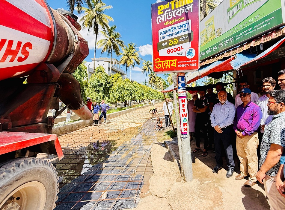 সড়ক সংস্কার কাজ পরিদর্শনে বাকৃবি ভিসি- সঠিক মান বজায় রাখার তাগিদ