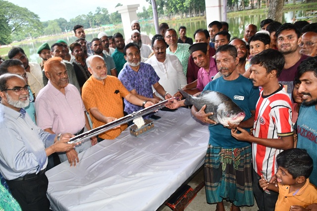 বাকৃবিতে  মৎস্য শিকার প্রতিযোগীতায় বিজয়ীদের মাঝে পুরস্কার বিতরণ অনুষ্ঠিত
