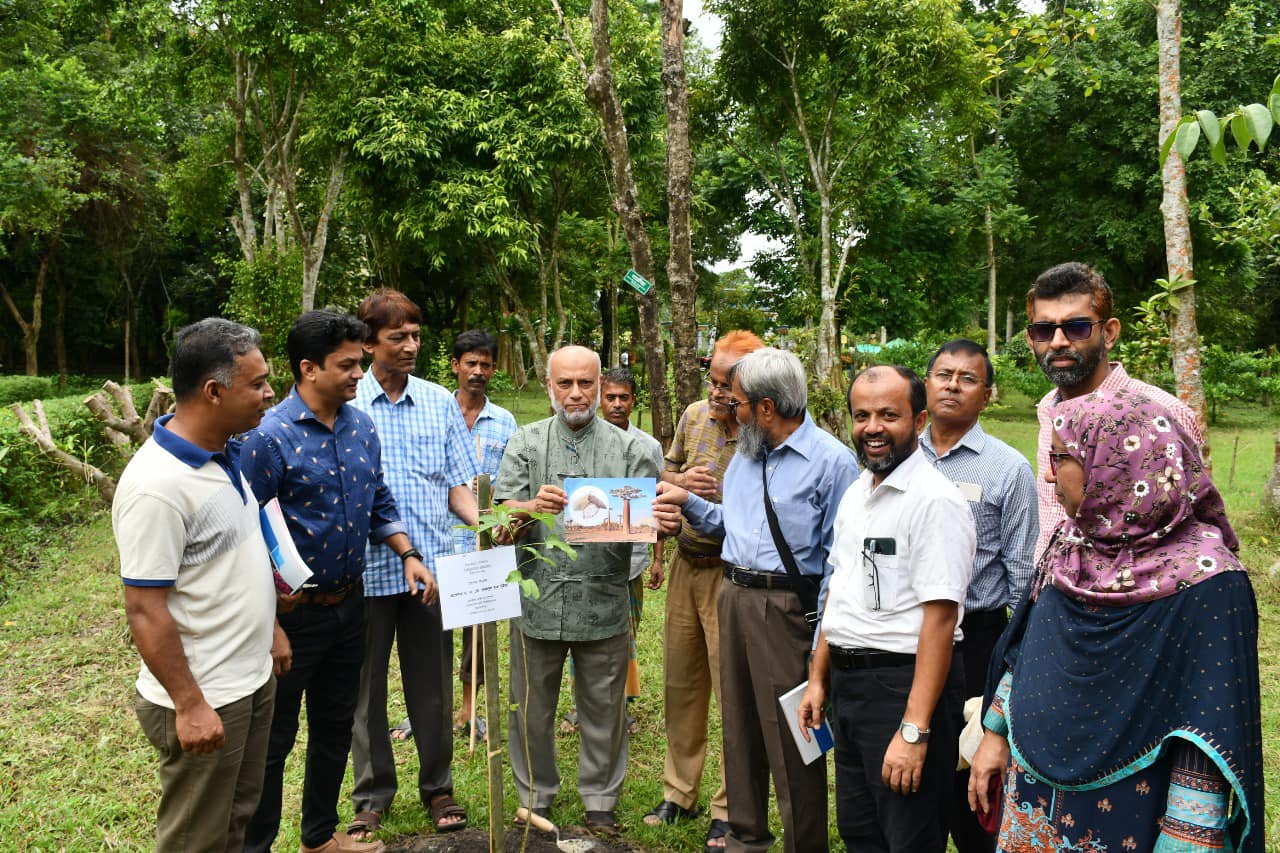 নবনিযুক্ত ভাইস-চ্যান্সেলরের বাকৃবি বোটানিক্যাল গার্ডেন পরিদর্শন ও বৃক্ষ রোপণ।
