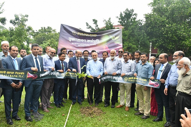 বাকৃবিতে মাসব্যাপী বৃক্ষ রোপণ কর্মসূচীর শুভ উদ্বোধন