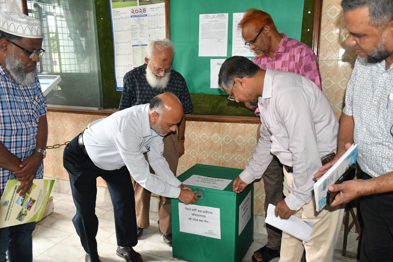 বাকৃবিতে বিচার প্রার্থী ছাত্র-ছাত্রীদের জন্য অভিযোগ গ্রহণ কার্যক্রম উদ্বোধন।