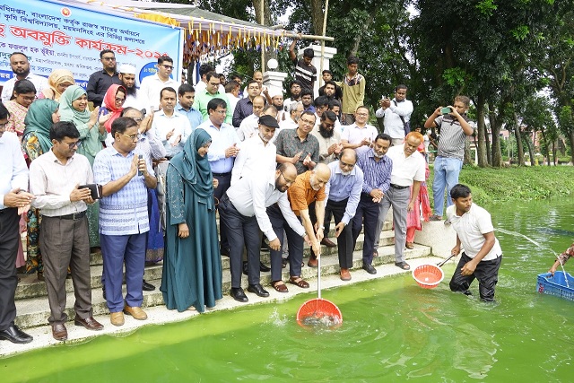 বাকৃবিতে মৎস্য অধিদপ্তরের উদ্যোগে পোনামাছ অবমুক্তি কার্যক্রম-২০২৫ উদ্বোধন
